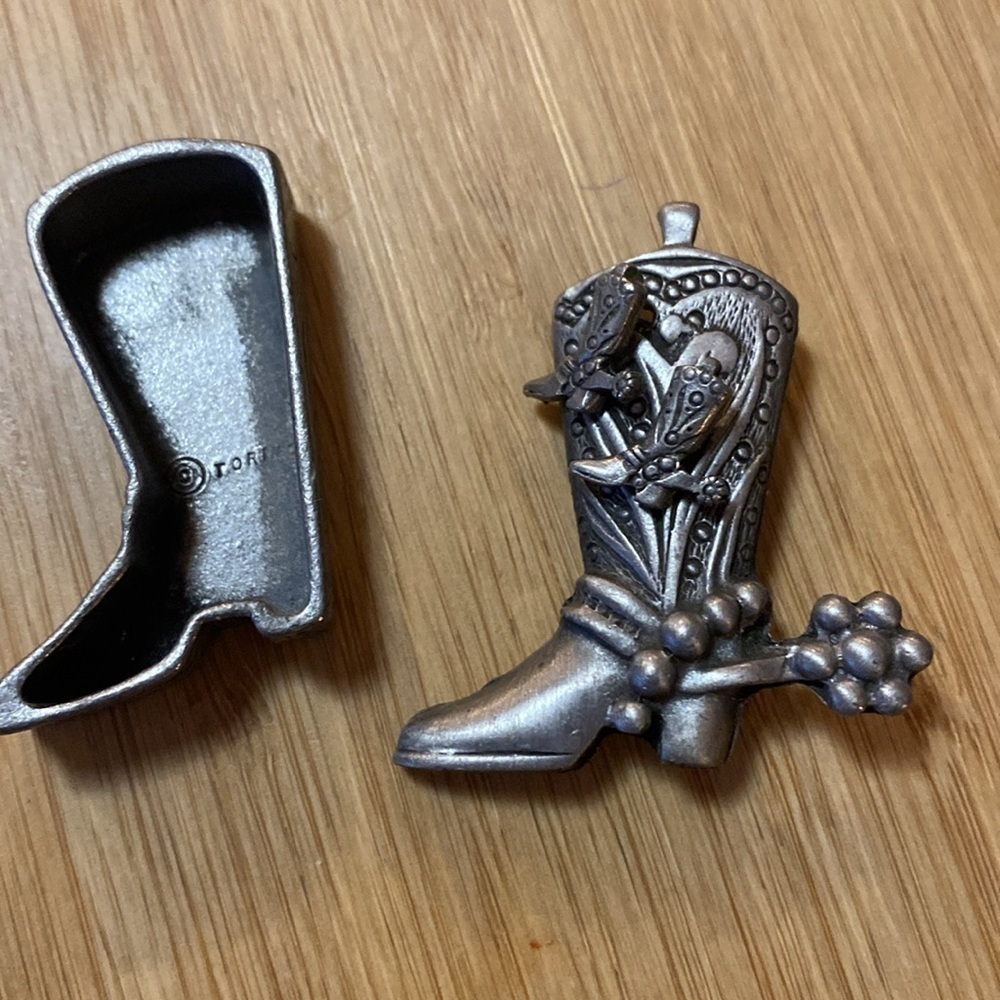 Vintage Signed TORINO Engraved Design Cowboy Boot Brooch/Pin, Earrings and Box - Picture 8 of 8